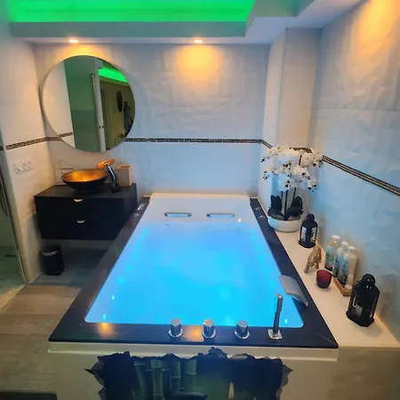 Loveroom66 Studio Romantique Avec Jacuzzi Balneo 2 Places * Perpignan